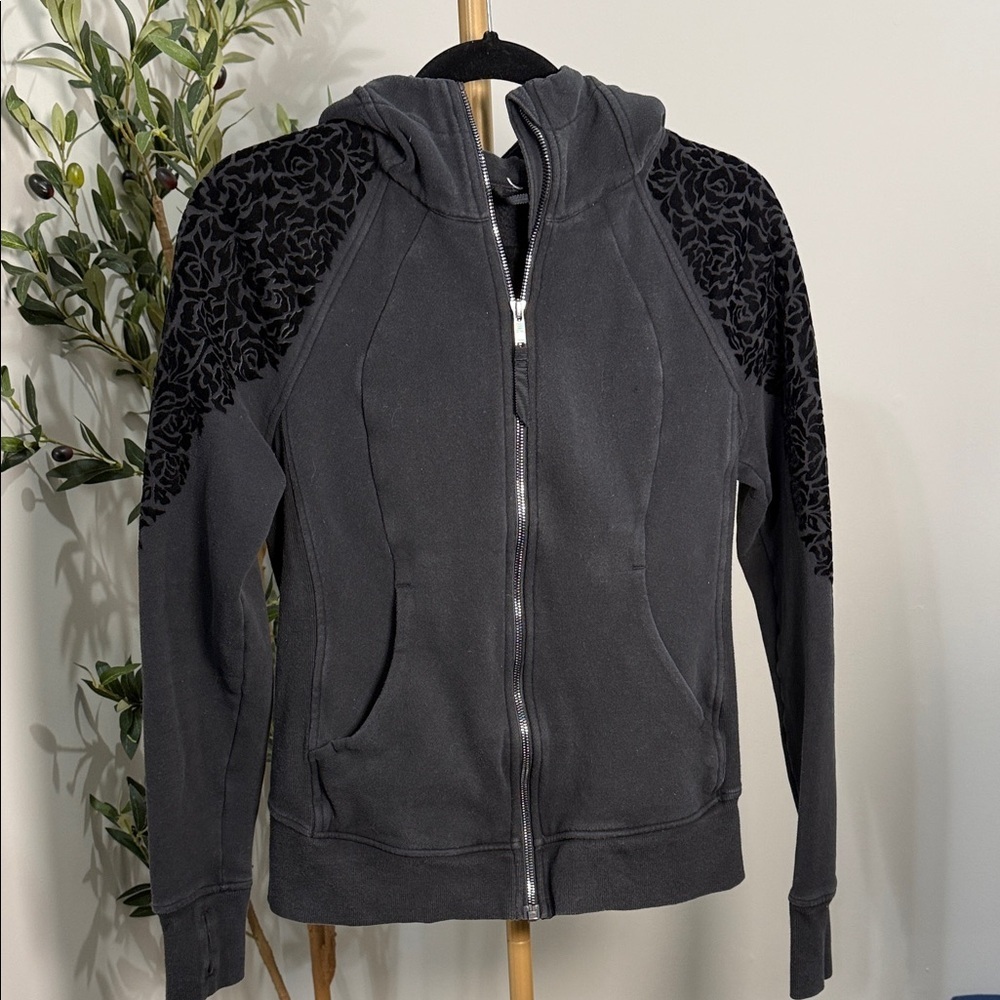 Lululemon Black Floral Hoodie Jacket with velvet floral design sz 6 (O1)